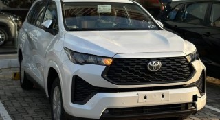 Cận cảnh Toyota Innova Cross bản tiêu chuẩn tại đại lý, giá đồn đoán dưới 755 triệu đồng